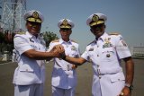 Panglima Komando Armada II Laksamana Muda TNI Mintoro Yulianto (tengah) melakukan salam komando dengan Komandan Pangkalan Utama TNI AL (Danlantamal) VIII Manado yang baru Laksamana Pertama TNI Gig Jonias Mozes Sipasulta (kanan) dan Laksamana Pertama TNI Ahmadi Heri Purwono (kiri) disela-sela serah terima jabatan di Dermaga Madura Koarmada II, Ujung, Surabaya, Jawa Timur, Jumat (19/10/2018). Laksamana Pertama TNI Gig Jonias Mozes Sipasulta resmi menjabat Danlantamal VIII Manado menggantikan Laksamana Pertama TNI Ahmadi Heri Purwono yang selanjutnya menjabat sebagai Kepala Staf Koarmada II. Antara Jatim/Moch Asim/zk.