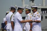 Panglima Komando Armada II Laksamana Muda TNI Mintoro Yulianto (tengah) menyerahkan tongkat komando kepada Komandan Pangkalan Utama TNI AL (Danlantamal) VIII Manado yang baru Laksamana Pertama TNI Gig Jonias Mozes Sipasulta (kanan) dari Laksamana Pertama TNI Ahmadi Heri Purwono (kedua kanan) saat serah terima jabatan di Dermaga Madura Koarmada II, Ujung, Surabaya, Jawa Timur, Jumat (19/10/2018). Laksamana Pertama TNI Gig Jonias Mozes Sipasulta resmi menjabat Danlantamal VIII Manado menggantikan Laksamana Pertama TNI Ahmadi Heri Purwono yang selanjutnya menjabat sebagai Kepala Staf Koarmada II. Antara Jatim/Moch Asim/zk.