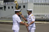 Panglima Komando Armada II Laksamana Muda TNI Mintoro Yulianto (kiri) menyerahkan pataka Lantamal VIII kepada Komandan Pangkalan Utama TNI AL (Danlantamal) VIII Manado yang baru Laksamana Pertama TNI Gig Jonias Mozes Sipasulta (kanan) saat serah terima jabatan di Dermaga Madura Koarmada II, Ujung, Surabaya, Jawa Timur, Jumat (19/10/2018). Laksamana Pertama TNI Gig Jonias Mozes Sipasulta resmi menjabat Danlantamal VIII Manado menggantikan Laksamana Pertama TNI Ahmadi Heri Purwono yang selanjutnya menjabat sebagai Kepala Staf Koarmada II. Antara Jatim/Moch Asim/zk.