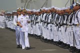 Panglima Komando Armada II Laksamana Muda TNI Mintoro Yulianto (kedua kiri) melakukan inspeksi pasukan saat upacara serah terima jabatan Komandan Pangkalan Utama TNI AL (Danlantamal) VIII Manado di Dermaga Madura Koarmada II, Ujung, Surabaya, Jawa Timur, Jumat (19/10/2018). Laksamana Pertama TNI Gig Jonias Mozes Sipasulta resmi menjabat Danlantamal VIII Manado menggantikan Laksamana Pertama TNI Ahmadi Heri Purwono yang selanjutnya menjabat sebagai Kepala Staf Koarmada II. Antara Jatim/Moch Asim/zk.