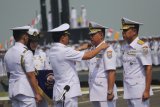 KSAL Laksamana TNI Siwi Sukma Adji (tengah) menanggalkan simbol kepangkatan Laksamana Muda (Laksda) TNI Didik Setiyono (kedua kanani) disaksikan Laksda TNI Mintoro Yulianto (kanan) saat upacara serah terima jabatan Panglima Komando Utama (Pangkotama) di Dermaga Ujung, Koarmada II, Surabaya, Jawa Timur, Rabu (17/10/2018). Dalam sertijab tersebut KSAL melantik Laksda TNI Mintoro Yulianto menjadi Panglima Komando Armada II menggantikan Laksda TNI Didik Setiyono, Laksda TNI Dedy Yulianto dilantik sebagai Komandan Kodiklatal menggantikan Laksda TNI Darwanto serta melantik Laksamana Pertama (Laksma) TNI Muhammad Ali menjadi Gubernur Akademi Angkatan Laut menggantikan Laksda TNI Wuspo Lukito. Antara Jatim/Moch Asim.