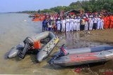 Ratusan warga dan tim gabungan evakuasi pesawat Lion Air JT 610 melakukan shalat gaib dan doa bersama di perairan Karawang, Pantai Tanjung Pakis, Jawa Barat, Rabu (31/10/2018). Shalat ghaib tersebut untuk meminta kepada Tuhan agar proses evakuasi dapat lancar dan berhasil. ANTARA FOTO/M Ibnu Chazar/pras.