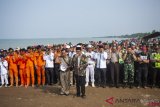     Ratusan warga dan tim gabungan evakuasi pesawat Lion Air JT 610 melakukan shalat gaib dan doa bersama di perairan Karawang, Pantai Tanjung Pakis, Jawa Barat, Rabu (31/10/2018). Shalat ghaib tersebut untuk meminta kepada Tuhan agar proses evakuasi dapat lancar dan berhasil. ANTARA FOTO/M Ibnu Chazar/pras.