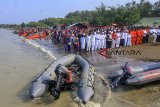 Ratusan warga dan tim gabungan evakuasi pesawat Lion Air JT 610 melakukan shalat gaib dan doa bersama di perairan Karawang, Pantai Tanjung Pakis, Jawa Barat, Rabu (31/10/2018). ANTARA JABAR/M Ibnu Chazar/agr.