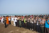 Ratusan warga dan tim gabungan evakuasi pesawat Lion Air JT 610 melakukan shalat gaib dan doa bersama di perairan Karawang, Pantai Tanjung Pakis, Jawa Barat, Rabu (31/10/2018). ANTARA JABAR/M Ibnu Chazar/agr.