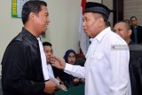 Terdakwa Kepala Dinas Perkebunan Provinsi Jawa Timur, M Samsul Arifien (kanan) berbincang dengan Jaksa Penuntut Umum KPK seusai menjalani sidang dakwaan di Pengadilan Tindak Pidana Korupsi (Tipikor) Juanda, Sidoarjo, Jawa Timur, Senin (1/10). M Samsul Arifien menjadi terdakwa memberi suap terkait pelaksanaan tugas pengawasan dan pemantauan oleh DPRD Jawa Timur terhadap pelaksanaan Peraturan Daerah dan penggunaan anggaran di Provinsi Jatim tahun 2016-2017. Antara Jatim/Umarul Faruq/mas/18.