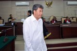 Mantan Kepala Dinas Perindustrian dan Perdagangan (Kadisperindag) Jawa Timur, Mochammad Ardi Prasetiawan meninggalkan ruangan seusai menjalani sidang dakwaan di Pengadilan Tindak Pidana Korupsi (Tipikor) Juanda, Sidoarjo, Jawa Timur, Senin (1/10). Mochammad Ardi Prasetiawan menjadi tersangka memberi suap anggota DPRD Jawa Timur terkait fungsi pengawasan dan pemantauan oleh legislastif terhadap pelaksanaan perda dan penggunaan anggaran di Jawa Timur pada Tahun 2016-2017. Antara Jatim/Umarul Faruq/mas/18.