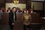 Auditor Badan Pengawas Keuangan dan Pembangunan (BPKP) Suaedi (kiri) dan Mantan Kepala Pusat Pelaporan dan Analisis Transaksi Keuangan (PPATK) Yunus Husein (kanan) bersiap memberi kesaksian dalam sidang lanjutan kasus korupsi KTP elektronik dengan terdakwa Irvanto Hendra Pambudi Cahyo dan Made Oka Masagung di Pengadilan Tipikor, Jakarta, Selasa (9/10/2018). Sidang tersebut beragendakan mendengarkan keterangan saksi ahli yang dihadirkan Jaksa Komisi Pemberantasan Korupsi (KPK). ANTARA FOTO/Reno Esnir/foc. 