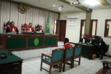 Terdakwa kasus candaan bom pesawat Lion Air JT 687, Frantinus Nirigi (tengah) menjalani sidang pembacaan putusan di Pengadilan Negeri Mempawah, Kalbar, Rabu (24/10/2018). Frantinus Nirigi mengajukan banding terhadap putusan majelis hakim PN Mempawah atas vonis lima bulan sepuluh hari dalam kasus tersebut. ANTARA FOTO/HS Putra/jhw