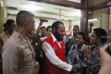 Terdakwa kasus candaan bom pesawat Lion Air JT 687, Frantinus Nirigi (tengah) bersalaman dengan kerabatnya usai menjalani sidang pembacaan putusan di Pengadilan Negeri Mempawah, Kalbar, Rabu (24/10/2018). Frantinus Nirigi mengajukan banding terhadap putusan majelis hakim PN Mempawah atas vonis lima bulan sepuluh hari dalam kasus tersebut. ANTARA FOTO/HS Putra/jhw