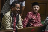 Terdakwa penerima suap persetujuan pinjaman daerah untuk APBD Lampung Tengah Natalis Sinaga (kiri) dan Rusliyanto (kanan) bersiap menjalani sidang tuntutan di Pengadilan Tipikor, Jakarta, Kamis (18/10/2018). Wakil Ketua DPRD Lampung Tengah Natalis Sinaga dituntut delapan tahun penjara serta denda Rp250 juta dan Anggota DPRD Rusliyanto dituntut lima tahun penjara. ANTARA FOTO/Hafidz Mubarak A/aww.