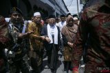 Bakal calon Wakil Presiden Ma'ruf Amin (tengah) tiba di Pondok Pesantren Krapyak, Bantul, DI Yogyakarta, Minggu (14/10/2018). Dalam kunjungannya tersebut Ma'ruf Amin yang mendampingi bakal calon Presiden Joko Widodo dalam Pemilu 2019 bersilaturahmi dengan sejumlah ulama di Pondok Pesantren Krapyak dan menghadiri Jogja Halal Festival. ANTARA FOTO/Hendra Nurdiyansyah/ama