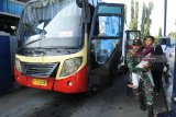 Penumpang berlarian keluar dari dalam bus saat simulasi gempa bumi di terminal Situbondo, Jawa Timur, Jumat (12/10). Satlantas Polres Situbondo menggelar simulasi tersebut untuk kesiapsiagaan penumpang, warga saat berada di terminal, jalan raya dan dalam kendaraan saat terjadi gempa bumi. Antara Jatim/Seno/mas/18.