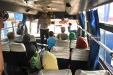 Kasat Lantas Polres Situbondo AKP Hendrix K. Wardhana (tengah), saat sosialisasi dan simulasi gempa bumi ke penumpang bus di terminal Situbondo, Jawa Timur, Jumat (12/10). Satlantas Polres Situbondo menggelar simulasi tersebut untuk kesiapsiagaan penumpang, warga saat berada di terminal, jalan raya dan dalam kendaraan saat terjadi gempa bumi. Antara Jatim/Seno/mas/18.