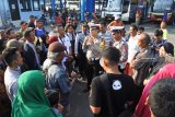 Kasat Lantas Polres Situbondo AKP Hendrix K. Wardhana (tengah), saat sosialisasi dan simulasi gempa bumi ke penumpang bus di terminal Situbondo, Jawa Timur, Jumat (12/10). Satlantas Polres Situbondo menggelar simulasi tersebut untuk kesiapsiagaan penumpang, warga saat berada di terminal, jalan raya dan dalam kendaraan saat terjadi gempa bumi. Antara Jatim/Seno/mas/18.