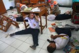 Seorang siswa berkebutuhan khusus berlindung dibawah meja dalam Simulasi Penanganan bencana Gempa Bumi di Sekolah Menengah Pertama - Luar Biasa (SMPLB) Negeri, Malang, Jawa Timur, Senin (15/10). Simulasi tersebut diadakan untuk melatih kesiapan para siswa berkebutuhan khusus dan guru dalam menghadapi bencana gempa bumi. Antara Jatim/Ari Bowo Sucipto/mas/18.