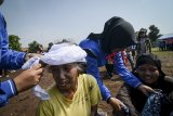 Sejumlah warga melakukan adegan bencana longsor saat mengikuti simulasi penanggulangan bencana di Leuwigajah, Cimahi, Jawa Barat, Sabtu (27/10/2018). Simulasi tersebut dilakukan untuk memberikan edukasi kepada warga tentang cara menyelamatkan diri ketika terjadi bencana serta mewujudkan program Desa Tangguh Bencana yang digalakkan oleh pemerintah. ANTARA JABAR/Raisan Al Farisi/agr.