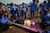 Sejumlah warga melakukan adegan bencana longsor saat mengikuti simulasi penanggulangan bencana di Leuwigajah, Cimahi, Jawa Barat, Sabtu (27/10/2018). Simulasi tersebut dilakukan untuk memberikan edukasi kepada warga tentang cara menyelamatkan diri ketika terjadi bencana serta mewujudkan program Desa Tangguh Bencana yang digalakkan oleh pemerintah. ANTARA JABAR/Raisan Al Farisi/agr.