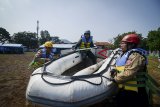 Sejumlah warga melakukan adegan bencana longsor saat mengikuti simulasi penanggulangan bencana di Leuwigajah, Cimahi, Jawa Barat, Sabtu (27/10/2018). Simulasi tersebut dilakukan untuk memberikan edukasi kepada warga tentang cara menyelamatkan diri ketika terjadi bencana serta mewujudkan program Desa Tangguh Bencana yang digalakkan oleh pemerintah. ANTARA JABAR/Raisan Al Farisi/agr.