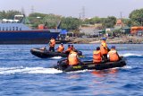 Polisi Perairan bersama Basarnas melakukan simulasi pengamanan di Selat Bali, Banyuwangi, Jawa Timur, Jumat (5/10). Simulasi gabungan itu, sabagai persiapan untuk pengamanan gelaran Annual Meeting IMF-World Bank yang akan dilaksanakan pada 8 hingga 14 oktober di Nusa Dua Bali. Antara Jatim/Budi Candra Setya/mas/18.