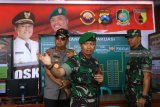 Pangdam V Brawijaya Mayor Jenderal TNI Arif Rahman (kanan) bersama Kapolda Jawa Timur Irjen Pol Luki Hermawan (kiri) meninjau posko bersama pengamanan IMF-World Bank di Pelabuhan Ketapang,Banyuwangi, Jawa Timur, Rabu (10/10). TNI dan Polri bersinergi melakukan pengamanan di Banyuwangi yang menjadi salah satu penyangga penyelenggaraan gelaran pertemuan IMF-World Bank di Nusa Dua, Bali . Antara Jatim/Budi Candra Setya/mas/18.