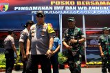 Pangdam V Brawijaya Mayor Jenderal TNI Arif Rahman (kanan) bersama Kapolda Jawa Timur Irjen Pol Luki Hermawan (kiri) meninjau posko bersama pengamanan IMF-World Bank di Pelabuhan Ketapang,Banyuwangi, Jawa Timur, Rabu (10/10). TNI dan Polri bersinergi melakukan pengamanan di Banyuwangi yang menjadi salah satu penyangga penyelenggaraan gelaran pertemuan IMF-World Bank di Nusa Dua, Bali .Antara Jatim/Budi Candra Setya/mas/18.