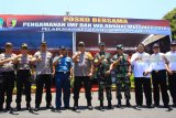 Pangdam V Brawijaya Mayor Jenderal TNI Arif Rahman (kelima kanan) bersama Kapolda Jawa Timur Irjen Pol Luki Hermawan (kelima kiri) foto bersama sejulah jajaran saat meninjau posko bersama pengamanan IMF-World Bank di Pelabuhan Ketapang,Banyuwangi, Jawa Timur, Rabu (10/10). TNI dan Polri bersinergi melakukan pengamanan di Banyuwangi yang menjadi salah satu penyangga penyelenggaraan gelaran pertemuan IMF-World Bank di Nusa Dua, Bali .Antara Jatim/Budi Candra Setya/mas/18.