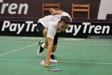 Pebulu tangkis Indonesia Sony Dwi Kuncoro mengembalikan kok kearah lawannya pebulu tangkis Indonesia Shesar Hiren Rhustavito dalam Semifinal Kejuaraan Internasional Badminton Paytren Berkat Abadi 2018 di GOR Sudirman Surabaya, Jawa Timur, Sabtu (24/10/2018). Sony Dwi Kuncoro melaju kefinal usai menang atas Shesar Hiren Rhustavito dengan skor 21-14 dan 23-21. Antara Jatim/M Risyal Hidayat/ZK