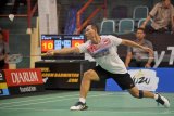 Pebulu tangkis Indonesia Sony Dwi Kuncoro gagal mengembalikan kok kearah lawannya pebulu tangkis Indonesia Shesar Hiren Rhustavito dalam Semifinal Kejuaraan Internasional Badminton Paytren Berkat Abadi 2018 di GOR Sudirman Surabaya, Jawa Timur, Sabtu (24/10/2018). Sony Dwi Kuncoro melaju kefinal usai menang atas Shesar Hiren Rhustavito dengan skor 21-14 dan 23-21. Antara Jatim/M Risyal Hidayat/ZK