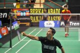 Pebulu tangkis Indonesia Sony Dwi Kuncoro berusaha mengembalikan kok kearah lawannya pebulu tangkis asal India Gopal Krishna Reddy Dundi dalam Kejuaraan Internasional Badminton Paytren Berkat Abadi 2018 di GOR Sudirman Surabaya, Jawa Timur, Rabu (24/10/2018). Sony Dwi Kuncoro menang atas Gopal Krishna Reddy Dundi  dengan skor 21-14, 21-12. Antara Jatim/M Risyal Hidayat/ZK.