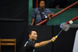 Pebulu tangkis Indonesia Sony Dwi Kuncoro berusaha mengembalikan kok kearah lawannya pebulu tangkis asal India Gopal Krishna Reddy Dundi dalam Kejuaraan Internasional Badminton Paytren Berkat Abadi 2018 di GOR Sudirman Surabaya, Jawa Timur, Rabu (24/10/2018). Sony Dwi Kuncoro menang atas Gopal Krishna Reddy Dundi  dengan skor 21-14, 21-12. Antara Jatim/M Risyal Hidayat/ZK.