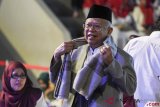  Calon Wakil Presiden nomor urut 01 Ma'ruf Amin bersiap menyerahkan sorbannya yang terjual Rp125 juta kepada pembeli pada lelang saat acara Konser Nasyid dan Sholawat untuk Kerukunan Bangsa di Istora Senayan, Jakarta, Sabtu (20/10/2018). Konser amal tersebut digelar untuk menggalang dana yang akan disumbangkan kepada korban bencana alam di NTB dan Sulawesi Tengah. ANTARA FOTO/Hafidz Mubarak A/wsj.