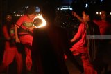 Santri memainkan sepak bola api di area pondok pesantren Lirboyo, Kota Kediri, Jawa Timur, Kamis (18/10/2018) malam. Kegiatan yang diselenggarakan Nahdlatul Ulama (NU) di lingkungan pondok pesantren terbesar se-Jawa Timur tersebut guna mensosialisasikan Hari Santri Nasional yang jatuh pada tanggal 22 Oktober. Antara Jatim/Prasetia Fauzani/ZK