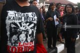 Istri mendiang Munir, Suciwati usai memimpin Aksi Kamisan Malang Ke-50 di depan Balikota Malang, Jawa Timur, Kamis (18/10/2018). Suciwati memimpin Aksi Kamisan Malang setelah beberapa kali unjukrasa rutin tersebut dibubarkan oleh sekelompok orang karena dinilai tersusupi isu separatisme kemerdekaan Papua Barat. Antara Jatim/Ari Bowo Sucipto/mas.