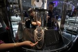 Pengunjung melihat produk perhiasan di salah satu stan saat Surabaya International Jewellery Fair 2018 di Surabaya, Jawa Timur, Kamis (25/10/2018). Pameran perhiasan yang berlangsung mulai 25-28 Oktober tersebut diikuti 170 peserta dari dalam dan luar negeri guna mendorong pertumbuhan ekonomi khususnya industri dan pengrajin kreatif perhiasan di Indonesia. Antara Jatim/Moch Asim/ZK.