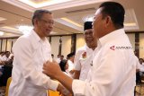 Ketua Tim Kampanye Daerah (TKD) Kalbar Hildi Hamid (tengah) bersama Gubernur Kalbar sekaligus Ketua Dewan Pengarah TKD Kalbar Sutarmidji (kiri) dan Ketua DPD PDIP Kalbar sekaligus Dewan Penasehat TKD Kalbar Cornelis (kanan) saat pengukuhan Tim Kampanye Daerah (TKD) Kalbar di Pontianak, Sabtu (20/10). TKD Jokowi-KH Ma'ruf Amin Provinsi Kalbar optimis meraih perolehan suara sebesar 70 persen dari pemilih di Kalbar dalam Pilpres mendatang. ANTARA FOTO/Jessica Helena Wuysang/18
