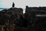 Warga melihat tanggul penahan lumpur Porong yang ambles di titik 67 Gempol Sari, Tanggulangin, Sidoarjo, Jawa Timur, Jumat (5/10). Amblesnya tanggul sepanjang 200 meter dengan kedalaman sekitar 5 meter tersebut akibat meluapnya lumpur di kolam penampungan dan Penurunan tanah (subsidence). Antara Jatim/Umarul Faruq/mas/18.