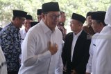 Menteri Agama Lukman Hakim Saifuddin (tengah) menghadiri kuliah umum di pondok pesantren Lirboyo, Kota Kediri, Jawa Timur, Selasa (9/10). Kuliah umum oleh menteri agama bertajuk 'Merajut Kebersamaan di Tengah Kebhinekaan' tersebut guna memberikan pemahaman wawasan kebangsaan sekaligus menangkal radikalisme di kalangan santri. Antara Jatim/Prasetia Fauzani/mas/18