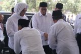 Menteri Agama Lukman Hakim Saifuddin (tengah) menghadiri kuliah umum di pondok pesantren Lirboyo, Kota Kediri, Jawa Timur, Selasa (9/10). Kuliah umum oleh menteri agama bertajuk 'Merajut Kebersamaan di Tengah Kebhinekaan' tersebut guna memberikan pemahaman wawasan kebangsaan sekaligus menangkal radikalisme di kalangan santri. Antara Jatim/Prasetia Fauzani/mas/18.