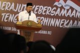 Menteri Agama Lukman Hakim Saifuddin memberikan materi kepada ratusan santri saat mengisi kuliah umum di pondok pesantren Lirboyo, Kota Kediri, Jawa Timur, Selasa (9/10). Kuliah umum bertajuk 'Merajut Kebersamaan di Tengah Kebhinekaan' tersebut guna memberikan pemahaman wawasan kebangsaan sekaligus menangkal radikalisme di kalangan santri. Antara Jatim/Prasetia Fauzani/mas/18