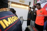 Petugas Imigrasi menunjukkan Coulibaly Foungnigue Brahim (27) dan Kone Adama Junior (23) saat rilis di Kantor Imigrasi kelas II Blitar, Jawa Timur, Jumat (26/10/2018). Petugas Pengawasan dan Penindakan keimigrasian (Wasdakim) Imigrasi Blitar menangkap dua WNA asal Pantai Gading yang diduga menyalahi izin tinggal, serta melebihi masa tinggal (overstay) selama tujuh bulan. Antara Jatim/Irfan Anshori/ZK