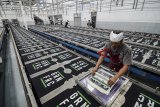 Pekerja memproduksi kaos di industri tekstil PT Lima Satria, Bandung, Jawa Barat, Selasa (2/10). Menteri Perdagangan Enggartiasto Lukita menargetkan pada tahun ini ekspor produk tekstil dan produk tekstil (TPT) Indonesia akan meningkat delapan persen dari tahun lalu yang sebesar 12,78 miliar US Dollar. ANTARA JABAR/Raisan Al Farisi/agr/18