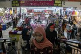 Suasana aktivitas pedagang dan pembeli di Pasar Baru Trade Center Bandung, Jawa Barat, Senin (8/10). Rencana kenaikan target Pendapatan Asli Daerah (PAD) Rp3,6 trilun selama 30 tahun atau Rp100 miliar per tahun oleh Pemerintah Kota Bandung melalui pergantian kepengelolaan pasar dianggap memberatkan dan meresahkan sedikitnya 5.200 pedagang di Pasar Baru Trade Center tersebut. ANTARA JABAR/Novrian Arbi/agr/18.