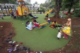 Sejumlah anak bermain di Taman Cibinong, Bogor, Jawa Barat, Rabu (17/10/2018). Pemerintah menargetkan semua Kabupaten/kota di Indonesia masuk dalam kategori Kota Layak Anak (KLA) pada 2030 mendatang. ANTARA JABAR/Yulius Satria Wijaya/agr.