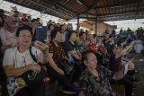 Wisatawan mancanegara bermain angklung di Saung Angklung Udjo, Bandung, Jawa Barat, Senin (22/10/2018). Kementerian Pariwisata menargetkan sebanyak 20 juta kunjungan wisatawan mancanegara (wisman) ke Indonesia pada tahun 2019. ANTARA JABAR/Raisan Al Farisi/agr.