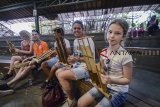 Wisatawan mancanegara bermain angklung di Saung Angklung Udjo, Bandung, Jawa Barat, Senin (22/10/2018). Kementerian Pariwisata menargetkan sebanyak 20 juta kunjungan wisatawan mancanegara (wisman) ke Indonesia pada tahun 2019. ANTARA JABAR/Raisan Al Farisi/agr.