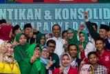  Calon Presiden nomor urut 01 Joko Widodo (tengah) berfoto bersama perwakilan partai politik Tim Kampanye Daerah (TKD) Jateng seusai acara Pelantikan dan Konsolidasi TKD Jateng Koalisi Indonesia Kerja Jokowi-Ma'ruf Amin di Semarang, Jawa Tengah, Sabtu (20/10/18). Capres nomor urut 01 tersebut menargetkan perolehan suara TKD Jokowi-Ma’ruf Amin di wilayah Jateng pada Pilpres 2019 mendatang dapat mencapai 78-82 persen suara. ANTARA FOTO/Aji Styawan/foc.