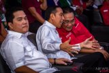     Calon Presiden nomor urut 01 Joko Widodo (tengah) didampingi Ketua Tim Kampanye Nasional Erick Thohir (kiri) berbincang dengan Ketua Tim Kampanye Daerah (TKD) Jateng Bambang Wuryanto (kanan) saat menghadiri acara Pelantikan dan Konsolidasi TKD Jateng Koalisi Indonesia Kerja Jokowi-Ma'ruf Amin di Semarang, Jawa Tengah, Sabtu (20/10/18). Capres nomor urut 01 tersebut menargetkan perolehan suara TKD Jokowi-Ma’ruf Amin di wilayah Jateng pada Pilpres 2019 mendatang dapat mencapai 78-82 persen suara. ANTARA FOTO/Aji Styawan/foc.