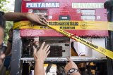 Pengawas Kemetrologian Kementerian Perdagangan menunjukan alat tambahan pada pompa ukur bahan bakar minyak saat sidak di SPBU Kiaracondong, Bandung, Jawa Barat, Jumat (19/10/2018). Dalam sidak tersebut Direktorat Jenderal Perlindungan Konsumen dan Tertib Niaga Kementerian Perdagangan menemukan alat tambahan pada pompa ukur bahan bakar minyak berupa rangkaian elektronik atau Prited Circuit Board (PCB) guna memanipulasi jumlah BBM yang dikeluarkan. ANTARA JABAR/M Agung Rajasa/agr.