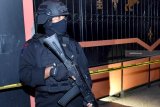 Polisi bersenjata lengkap berjaga di lokasi yang diduga terdapat BOM di Kanigoro, Blitar, Jawa Timur, Jumat (19/10/2018) malam. Setelah melakukan pemeriksaan awal terhadap sebuah benda menyerupai rangkaian BOM di rumah milik seorang anggota DPRD setempat, Tim Penjinak Bom (Jibom) Satbrimobda Polda Jatim akhirnya mengevakuasi benda tersebut untuk kebutuhan penyelidikan lebih lanjut. Antara Jatim/Brigadir Haryo Catur/IA/ZK